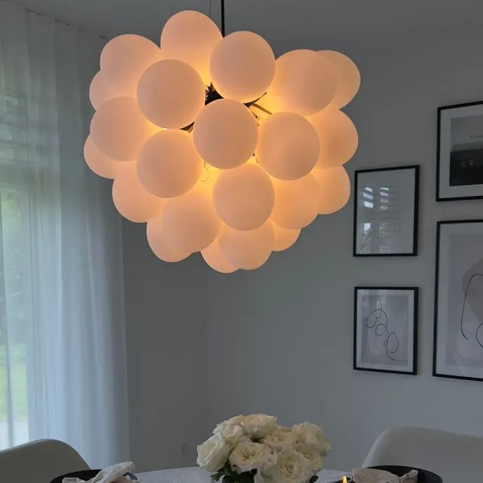 Art-Deco-Hängelampe schwarz mit Opalglas 8-flammig rund – Uvas