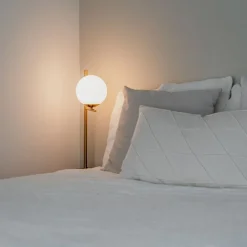 Art-Deco-Stehlampe aus Gold und Opalglas – Flore