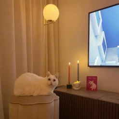 Art-Deco-Stehlampe aus Gold und Opalglas – Flore