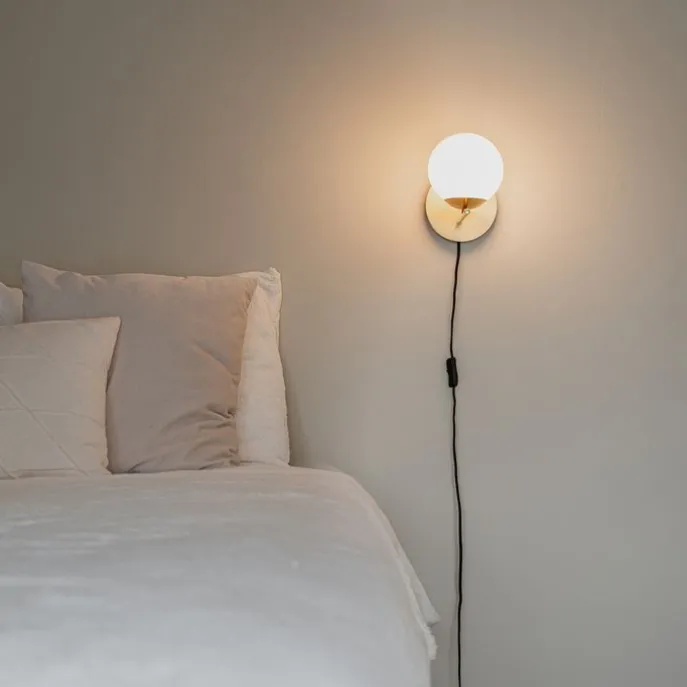 Art-Deco-Wandleuchte aus Gold und Opalglas - Flore