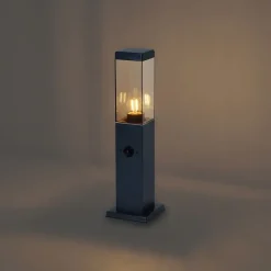 Außenleuchte Dunkelgrau mit Rauchglas 45cm IP44 mit Steckdose und Bewegungssensor - Malios