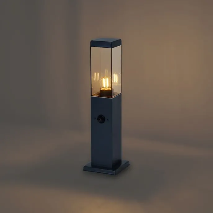 Außenleuchte Dunkelgrau mit Rauchglas 45cm IP44 mit Steckdose und Bewegungssensor - Malios