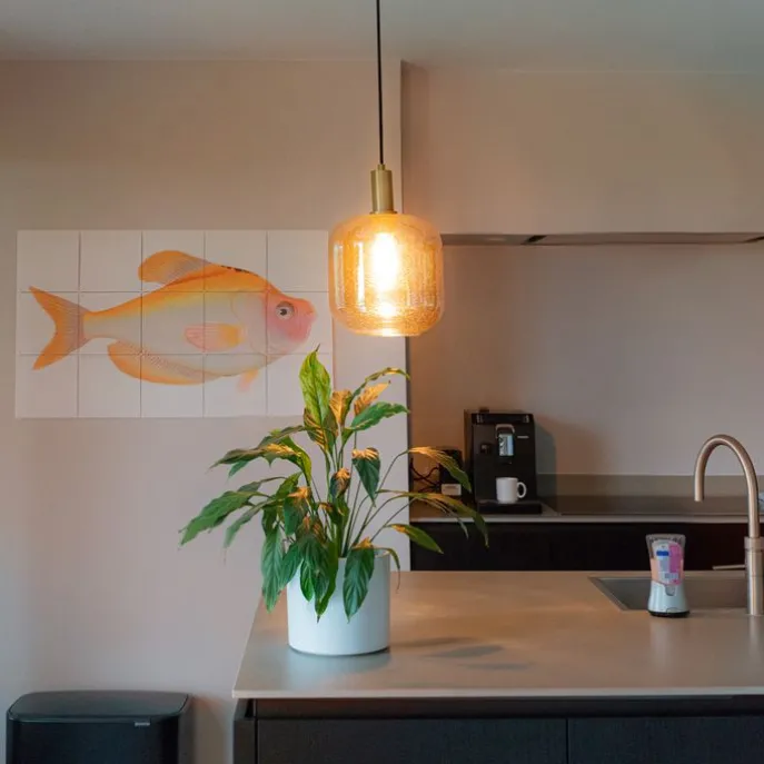 Design-Hängelampe schwarz mit Messing und bernsteinfarbenem Glas – Zuzanna