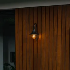 Klassische Außenwandleuchte schwarz IP44 - Daphne