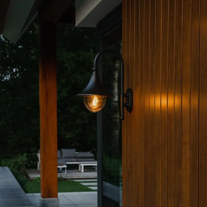 Klassische Außenwandleuchte schwarz IP44 - Daphne