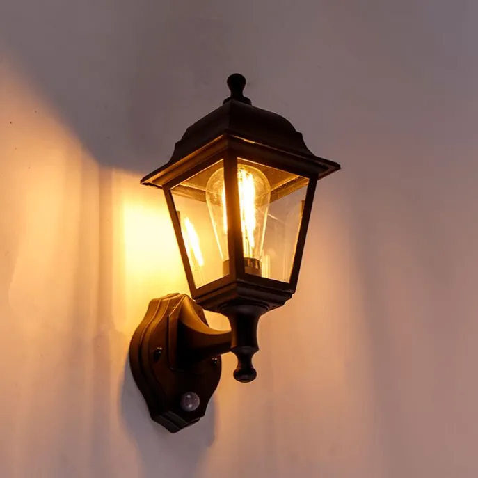 Klassische schwarze Außenwandleuchte mit Bewegungsmelder – Capital