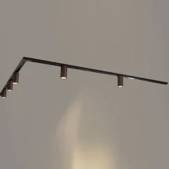 Modernes Schienensystem mit 5 dunkelbronzefarbenen Strahlern 1-phasig GU10 50mm - Iconic Ruby